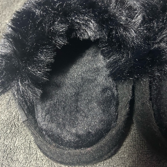 Crocs Black Wool Faux Fur Fuzzy Cozy Indoor Outdoor Clogs Slippers, Size 6, NEW!